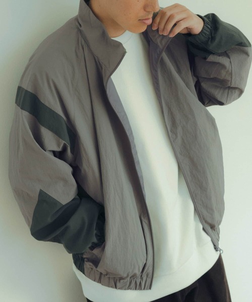 ITEMS URBANRESEARCH(アイテムズ アーバンリサーチ)の「MIL.Nylon Fitness Jacket(ナイロンジャケット・メンズ・ブラック/カーキ・MEDIUM/LARGE)」の2枚目の写真