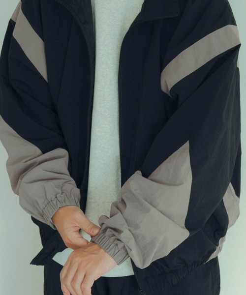 ITEMS URBANRESEARCH(アイテムズ アーバンリサーチ)の「MIL.Nylon Fitness Jacket(ナイロンジャケット・メンズ・ブラック/カーキ・MEDIUM/LARGE)」の3枚目の写真