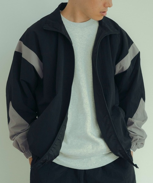 ITEMS URBANRESEARCH(アイテムズ アーバンリサーチ)の「MIL.Nylon Fitness Jacket(ナイロンジャケット・メンズ・ブラック/カーキ・MEDIUM/LARGE)」の4枚目の写真
