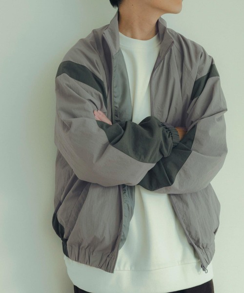 ITEMS URBANRESEARCH(アイテムズ アーバンリサーチ)の「MIL.Nylon Fitness Jacket(ナイロンジャケット・メンズ・ブラック/カーキ・MEDIUM/LARGE)」の11枚目の写真