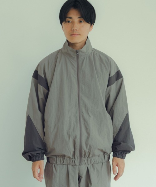ITEMS URBANRESEARCH(アイテムズ アーバンリサーチ)の「MIL.Nylon Fitness Jacket(ナイロンジャケット・メンズ・ブラック/カーキ・MEDIUM/LARGE)」の13枚目の写真