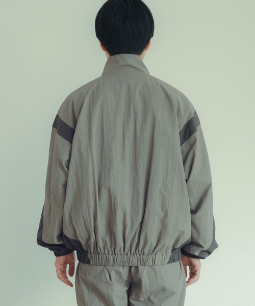 ITEMS URBANRESEARCH(アイテムズ アーバンリサーチ)の「MIL.Nylon Fitness Jacket(ナイロンジャケット・メンズ・ブラック/カーキ・MEDIUM/LARGE)」の15枚目の写真