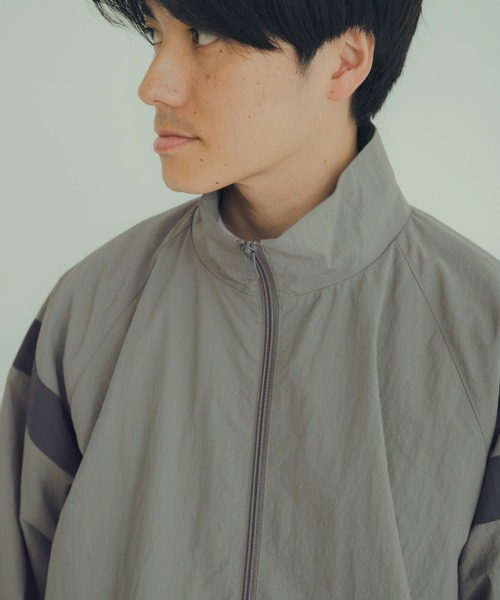 ITEMS URBANRESEARCH(アイテムズ アーバンリサーチ)の「MIL.Nylon Fitness Jacket(ナイロンジャケット・メンズ・ブラック/カーキ・MEDIUM/LARGE)」の16枚目の写真