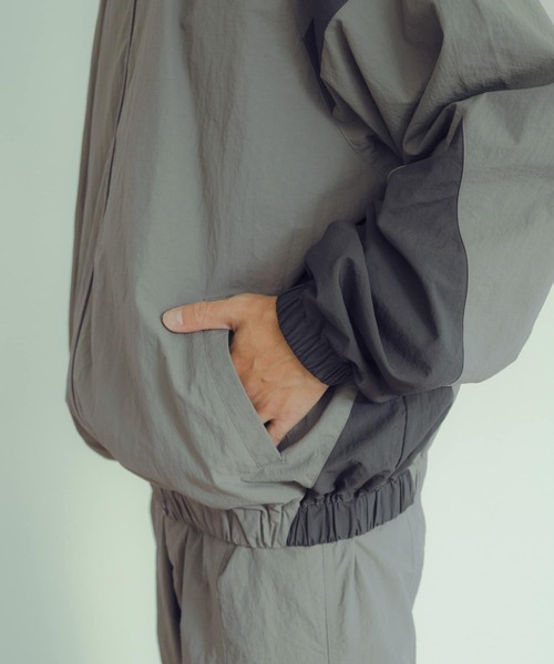 ITEMS URBANRESEARCH(アイテムズ アーバンリサーチ)の「MIL.Nylon Fitness Jacket(ナイロンジャケット・メンズ・ブラック/カーキ・MEDIUM/LARGE)」の17枚目の写真