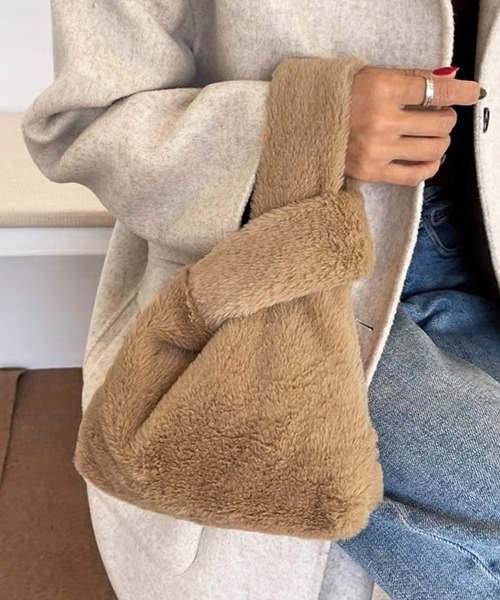 ad thie(アドティエ)の「エコファー ふわふわミニバッグ(ハンドバッグ・レディース・オフホワイト/ブラック/ブラウン・FREE)」の3枚目の写真