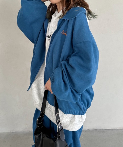 CLEA(クレア)の「【2点SET】刺繍入りビッグサイズスウェットセットアップ(セットアップ・レディース・ブラック/ブルー・M)」の2枚目の写真