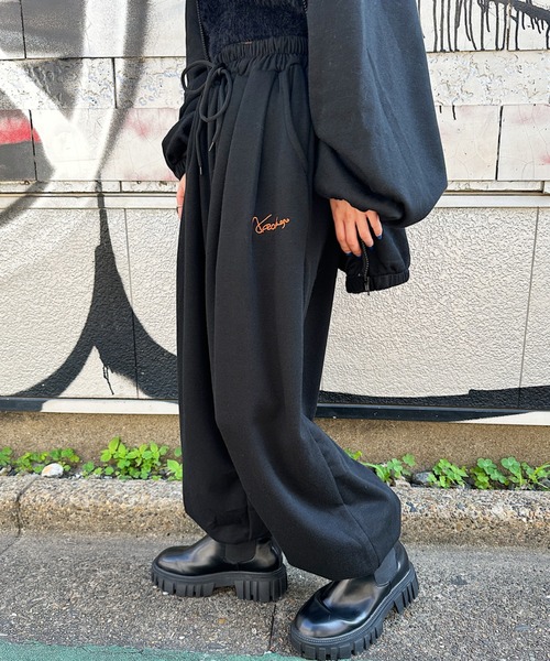 CLEA(クレア)の「【2点SET】刺繍入りビッグサイズスウェットセットアップ(セットアップ・レディース・ブラック/ブルー・M)」の4枚目の写真