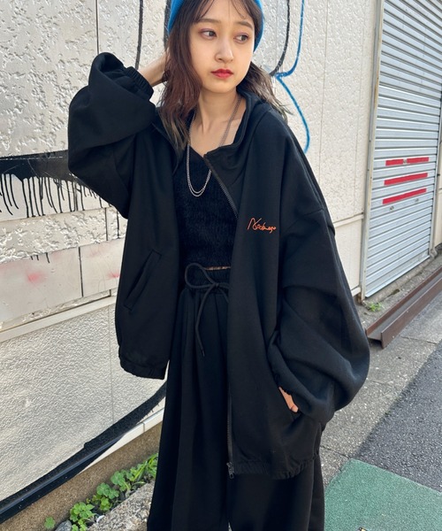CLEA(クレア)の「【2点SET】刺繍入りビッグサイズスウェットセットアップ(セットアップ・レディース・ブラック/ブルー・M)」の5枚目の写真