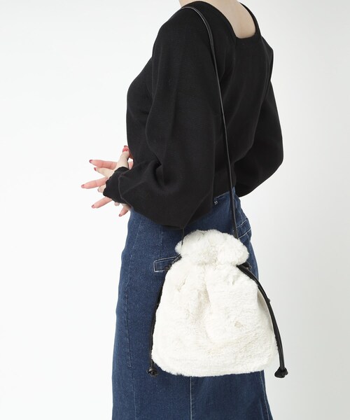 Ober Tashe（オーバータッシェ）の「巾着2WAYファーショルダー（ショルダーバッグ・レディース・その他/ピンク系/ダークグレー/ブラウン系/アイボリー/グリーン/グレー・FREE）」の2枚目の写真