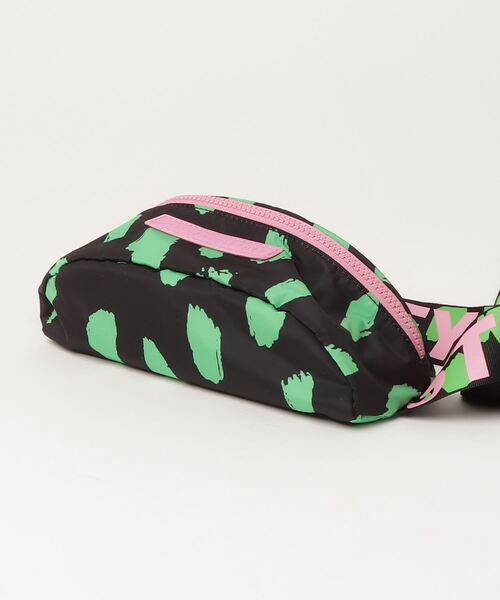 STELLA McCARTNEY（ステラマッカートニー）の「STELLA McCARTNEY (ステラマッカートニー) Junior 総柄ウエストポーチバッグ（ボディバッグ/ウエストポーチ・キッズ・ブラック×グリーン・ONE SIZE）」の3枚目の写真