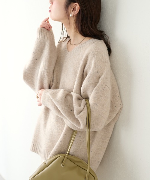 natural couture(ナチュラルクチュール)の「前後2WAYネップ入りゆるニット(ニット/セーター・レディース・ベージュ/チャコールグレー/サックスブルー/オフホワイト・FREE)」の2枚目の写真