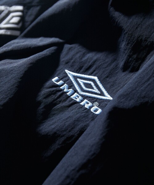 UMBRO（アンブロ）の「UMBRO/アンブロ 別注 Nylon Jacket/ナイロンジャケット（ブルゾン・メンズ・ブラック/ネイビー・MEDIUM/LARGE/X-LARGE）」の15枚目の写真