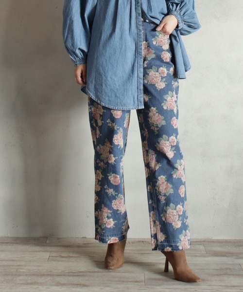 BITTOKO(ビットコ)の「花プリントデニム(デニムパンツ・レディース・ブルー・SMALL/MEDIUM)」の1枚目の写真