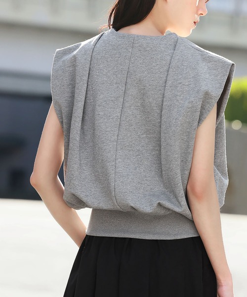 ELFRANK（エルフランク）の「ショート丈Vネック裏毛トップス【綿100％使用】（Tシャツ/カットソー・レディース・ベージュ/グレー/ブラック・FREE）」の6枚目の写真