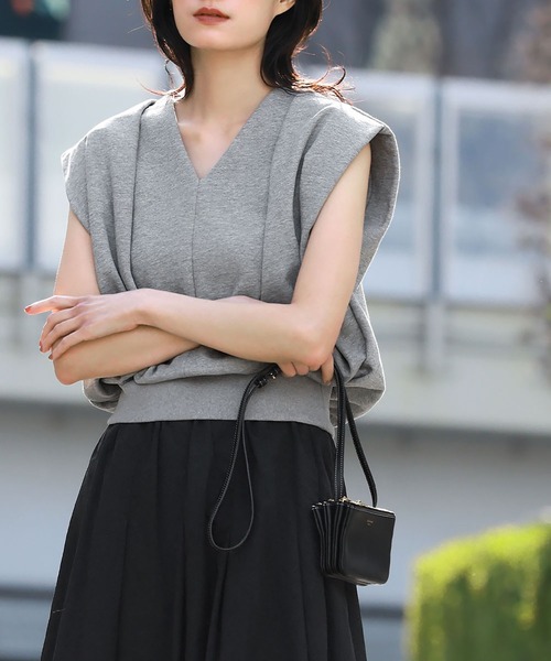 ELFRANK（エルフランク）の「ショート丈Vネック裏毛トップス【綿100％使用】（Tシャツ/カットソー・レディース・ベージュ/グレー/ブラック・FREE）」の8枚目の写真