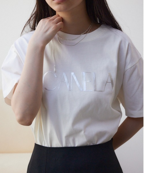 AZUL by moussy（アズールバイマウジー）の「メタリックロゴTシャツ（Tシャツ/カットソー・レディース・オフホワイト/グレー/ブラック・FREE）」の2枚目の写真
