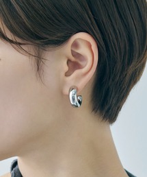 パイプ ライン ミドル フープ ピアス