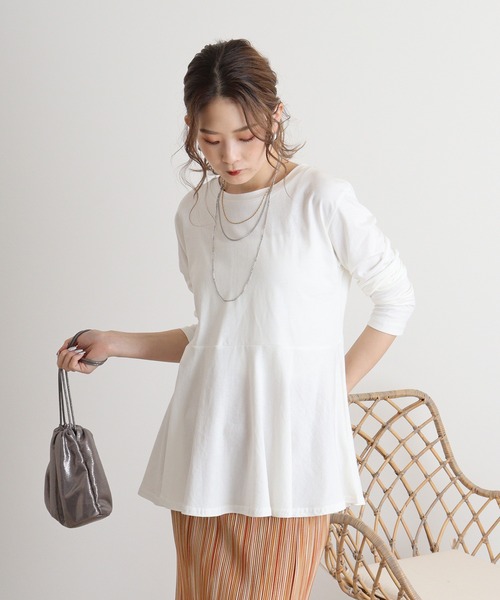atONE(アットワン)の「atONE フェミニンフレアヘムロングスリーブカットソー(Tシャツ/カットソー・レディース・グレイッシュベージュ/チャコールグレー/ブラック/カーキ/オフホワイト・M-L/4L~5L/LL~3L)」の2枚目の写真