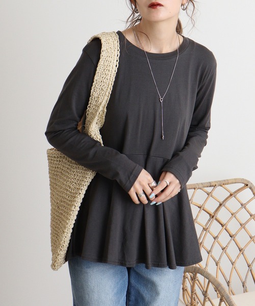 atONE(アットワン)の「atONE フェミニンフレアヘムロングスリーブカットソー(Tシャツ/カットソー・レディース・グレイッシュベージュ/チャコールグレー/ブラック/カーキ/オフホワイト・M-L/4L~5L/LL~3L)」の1枚目の写真