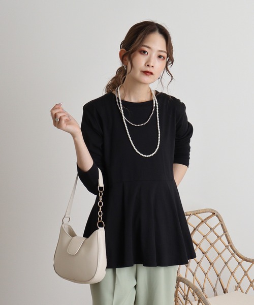 atONE(アットワン)の「atONE フェミニンフレアヘムロングスリーブカットソー(Tシャツ/カットソー・レディース・グレイッシュベージュ/チャコールグレー/ブラック/カーキ/オフホワイト・M-L/4L~5L/LL~3L)」の3枚目の写真