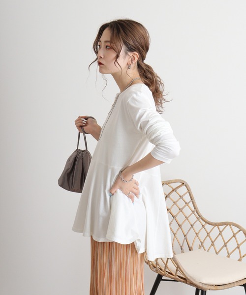 atONE(アットワン)の「atONE フェミニンフレアヘムロングスリーブカットソー(Tシャツ/カットソー・レディース・グレイッシュベージュ/チャコールグレー/ブラック/カーキ/オフホワイト・M-L/4L~5L/LL~3L)」の14枚目の写真