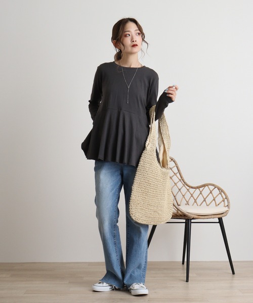 atONE(アットワン)の「atONE フェミニンフレアヘムロングスリーブカットソー(Tシャツ/カットソー・レディース・グレイッシュベージュ/チャコールグレー/ブラック/カーキ/オフホワイト・M-L/4L~5L/LL~3L)」の9枚目の写真