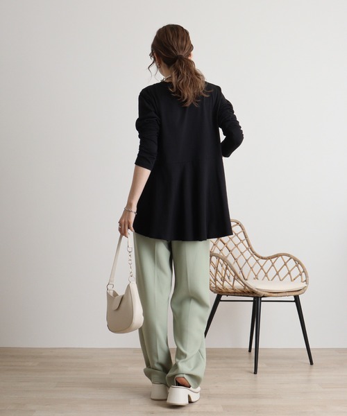 atONE(アットワン)の「atONE フェミニンフレアヘムロングスリーブカットソー(Tシャツ/カットソー・レディース・グレイッシュベージュ/チャコールグレー/ブラック/カーキ/オフホワイト・M-L/4L~5L/LL~3L)」の21枚目の写真