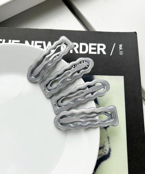 WEGO（ウィゴー）の「WEGO/【4点セット】うねりラメパッチンピン（ヘアピン・レディース・シルバー・FREE）」の2枚目の写真