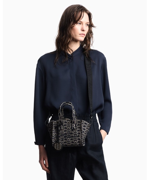 EMPORIO ARMANI(エンポリオアルマーニ)の「【エンポリオ アルマーニ】ショッパー ジャカードキャンバス オールオーバーモノグラム スモール(トートバッグ・レディース・ネイビー系/ライトベージュ・FREE)」の4枚目の写真