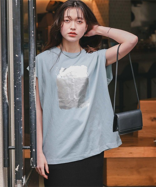 titivate(ティティベイト)の「箔プリントフレンチスリーブTシャツ(Tシャツ/カットソー・レディース・ブルー/チャコール/オフホワイト・L/M/S)」の3枚目の写真