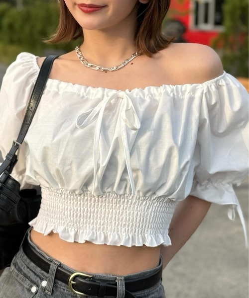 Mejoul（メジュール）の「2way シャーリングウエストパフスリーブブラウス（シャツ/ブラウス・レディース・ホワイト/ブルー・S/L/M）」の3枚目の写真