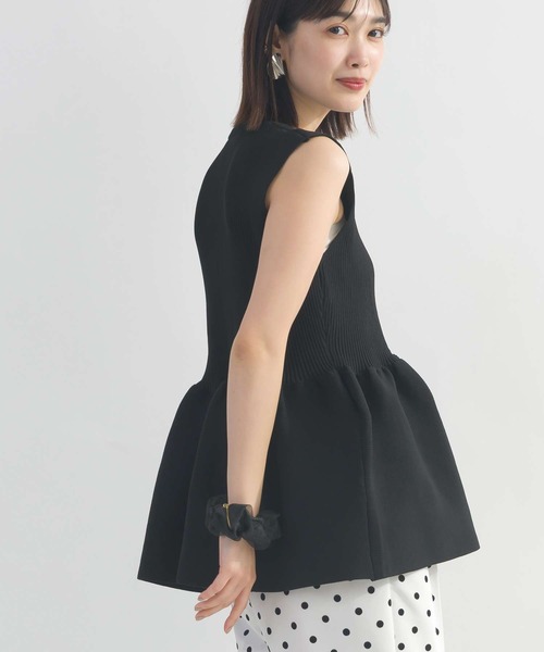 PICCIN PERLA(ピッチンペルラ)の「ノ-スリーブペプラムニット(ニット/セーター・レディース・オフホワイト/ブラック/ホワイト系その他・M)」の1枚目の写真