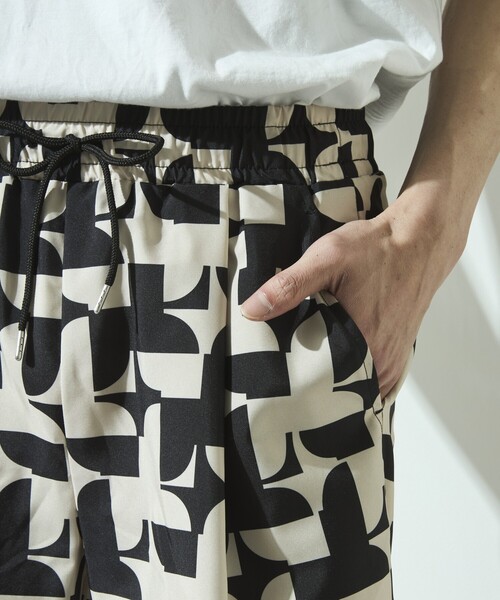 Firsthand（ファーストハンド）の「Firsthand/ファーストハンド パターン イージーショーツ / 総柄デザインショートパンツ / セットアップ対応（その他パンツ・メンズ・オフホワイト/ベージュ/ブラック・L/M）」の11枚目の写真