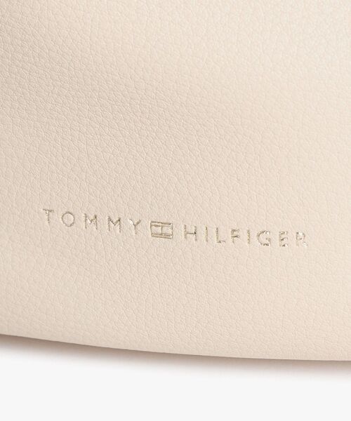 TOMMY HILFIGER(トミーヒルフィガー)の「ソフトサマーバケットバッグ(ショルダーバッグ・レディース・ベージュ/ネイビー・FREE)」の4枚目の写真