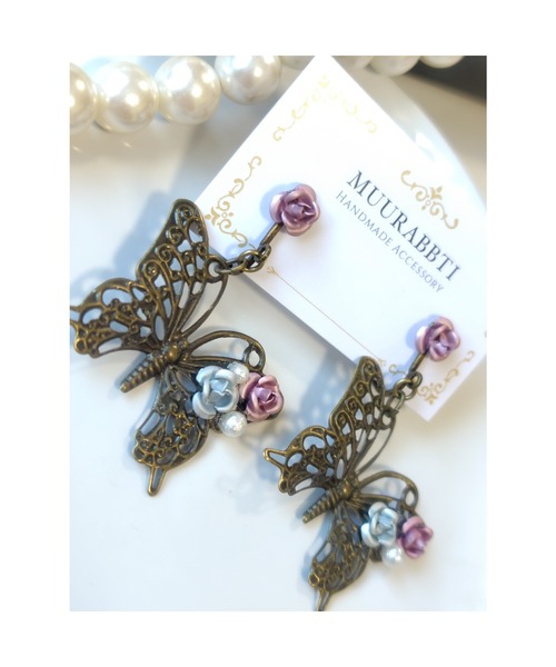 tone(トーン)の「【MUURABBTI】薔薇と蝶々のアンティークイヤリング(MA)(イヤリング・レディース・ピンク・FREE)」の3枚目の写真