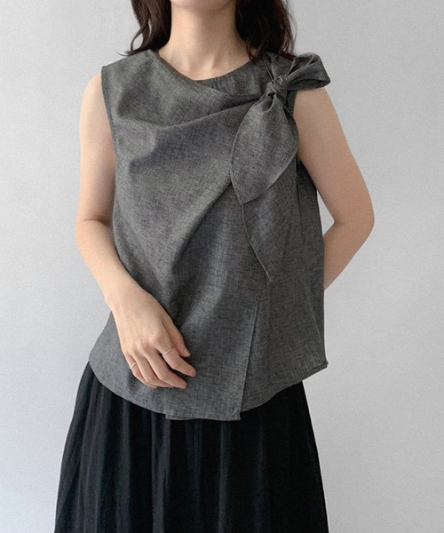 on:nue（オンニュ）の「【on:nue】アシンメトリードレープリボンブラウス（シャツ/ブラウス・レディース・グレー/ホワイト/イエロー・FREE）」の2枚目の写真