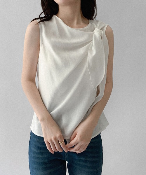 on:nue（オンニュ）の「【on:nue】アシンメトリードレープリボンブラウス（シャツ/ブラウス・レディース・グレー/ホワイト/イエロー・FREE）」の4枚目の写真