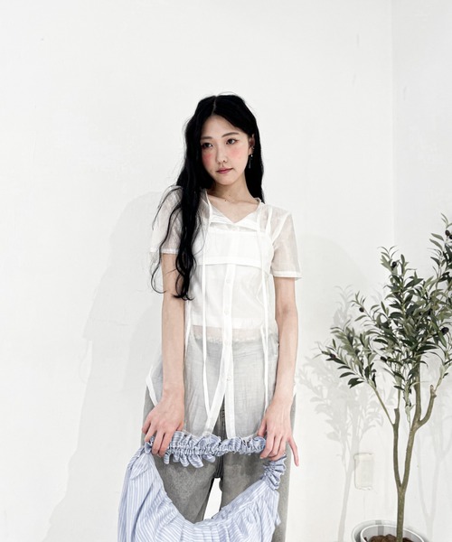 Y/lim(イリム)の「2ピースシアーシャツキャミセット(シャツ/ブラウス・レディース・ブルー/オフホワイト/グレー/ブラック・FREE)」の15枚目の写真