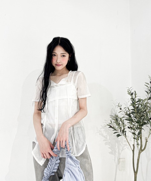 Y/lim(イリム)の「2ピースシアーシャツキャミセット(シャツ/ブラウス・レディース・ブルー/オフホワイト/グレー/ブラック・FREE)」の16枚目の写真
