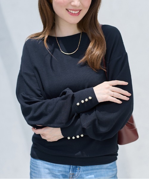 alotta(アロッタ)の「パール調ボタン柔らかカットソーゆるトップス(Tシャツ/カットソー・レディース・ブラック/モカ/ネイビー/ボルドー/グレイッシュブルー・LL/L/M)」の4枚目の写真