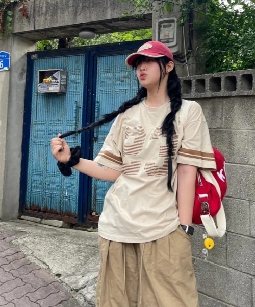 Vini(ヴィニ)の「【Vini】オーバーフィット ヴィンテージライク ラグビー半袖Tシャツ(Tシャツ/カットソー・メンズ・バーガンディー/ダークグリーン/ライトベージュ・SMALL/MEDIUM/LARGE)」の6枚目の写真