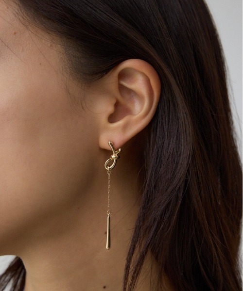 AZUL by moussy(アズールバイマウジー)の「ノットトップスウィングピアス(ピアス(両耳用)・レディース・シルバー/ゴールド系その他・FREE)」の1枚目の写真