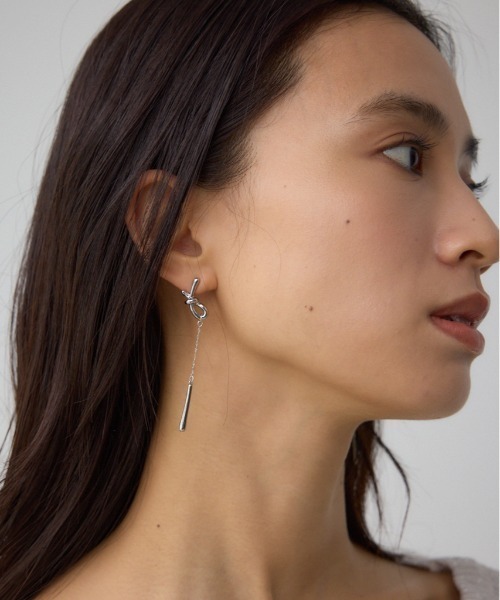 AZUL by moussy(アズールバイマウジー)の「ノットトップスウィングピアス(ピアス(両耳用)・レディース・シルバー/ゴールド系その他・FREE)」の2枚目の写真