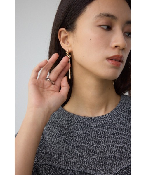 AZUL by moussy(アズールバイマウジー)の「ノットトップスウィングピアス(ピアス(両耳用)・レディース・シルバー/ゴールド系その他・FREE)」の9枚目の写真