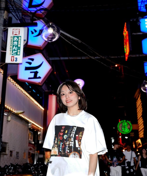 NOSTALVIA(ノスタルヴィア)の「NOSTALVIA ノスタルヴィア Ura Namba / ウラナンバ Tシャツ(Tシャツ/カットソー・メンズ・ホワイト/ブラック・SMALL/MEDIUM/LARGE/X-LARGE/XX-LARGE)」の1枚目の写真