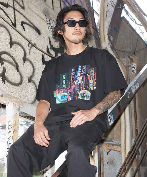 NOSTALVIA(ノスタルヴィア)の「NOSTALVIA ノスタルヴィア Ura Namba / ウラナンバ Tシャツ(Tシャツ/カットソー・メンズ・ホワイト/ブラック・SMALL/MEDIUM/LARGE/X-LARGE/XX-LARGE)」の2枚目の写真