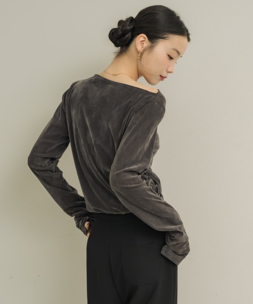 NEUNA（ヌナ）の「シアーベロアドレープトップス（Tシャツ/カットソー・レディース・ブラック/アイボリー/チャコールグレー・FREE）」の4枚目の写真