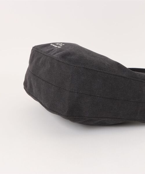 A.P.C.（アーペーセー）の「BESACE JOURNAL SMALL（ショルダーバッグ・メンズ・ブラック・ONESIZE）」の3枚目の写真