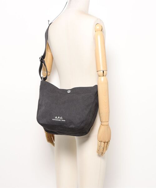 A.P.C.（アーペーセー）の「BESACE JOURNAL SMALL（ショルダーバッグ・メンズ・ブラック・ONESIZE）」の5枚目の写真