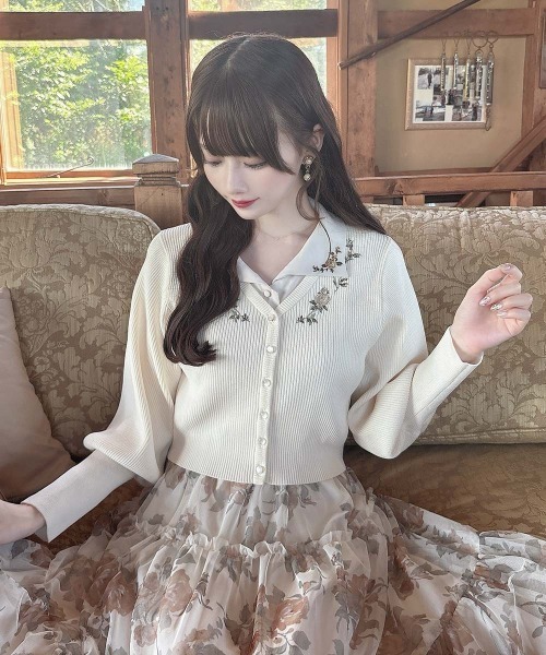 an another angelus(アンアナザーアンジェラス)の「ローズ刺繍リブニットカーディガン(Tシャツ/カットソー・レディース・オフホワイト/ブルー/グリーン・フリー)」の2枚目の写真